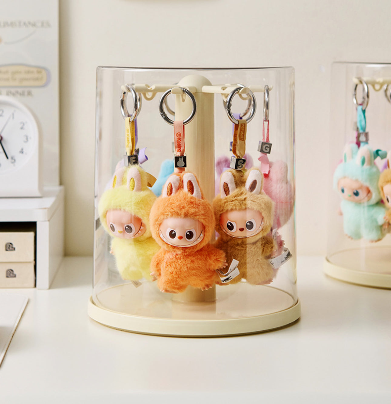 LABUBU Rotating Display Case 4.0 – Dustproof Plush Keychain Organizer Box, 360° Spinning Storage Stand for Pop Mart Figures, Blind Box Dolls, and Collectible Keychains