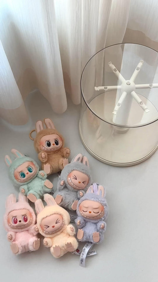 LABUBU Rotating Display Case 4.0 – Dustproof Plush Keychain Organizer Box, 360° Spinning Storage Stand for Pop Mart Figures, Blind Box Dolls, and Collectible Keychains